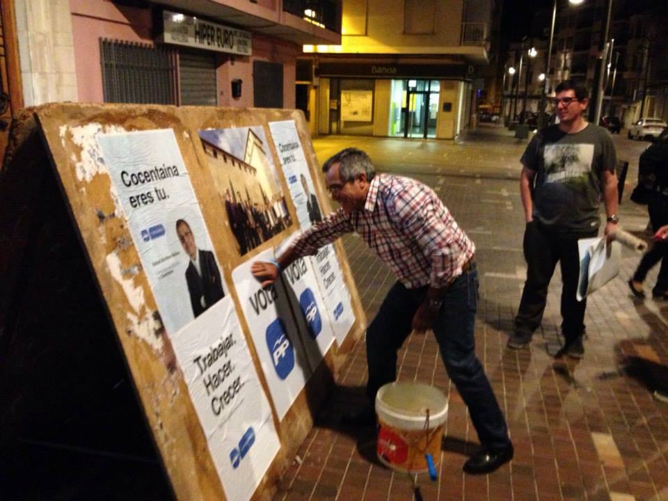 Rafael Montava pegando carteles en Cocentaina